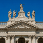 «Per i cristiani Roma è sempre stata una casa speciale, poiché è il luogo dove gli apostoli Pietro e Paolo hanno dato la testimonianza suprema del loro amore per Gesù, offrendo la propria vita come martiri». (Papa Leone XIV, discorso 5 luglio 2025) Nel solco di questa verità, gli itinerari di Catechesi con Arte vi condurranno nei luoghi in cui riposano i corpi dei santi, soglia verso la famiglia dell’eternità. Un legame che si è rinnovato alle Tre Fontane il 12 aprile 1947, quando la Madre di Dio, manifestatasi con il titolo di Vergine della Rivelazione, si è degnata di posare i suoi piedi sulla terra romana, convertendo un uomo dal cuore indurito. Proprio per prepararci a solennizzare l’ottantesimo anniversario dell’Apparizione, noi Missionarie della Divina Rivelazione desideriamo farvi scoprire Roma come casa speciale e terra benedetta.